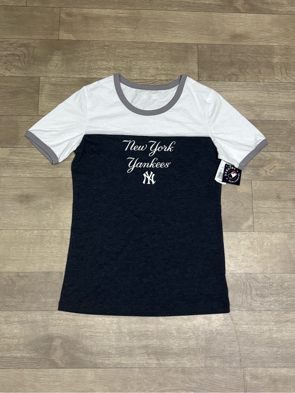 Genuine Merchandise MLB New York Yankees Women’s T-Shirt White/Gray Size S - Picture 2 of 11